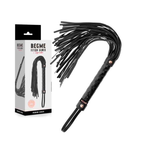BEGME Black Edition flogger i vegansk læder med remme og håndtag