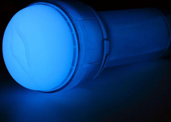 Kiiroo FeelGlow masturbator med gennemsigtigt hylster, vaginalformet åbning og gennemsigtigt ydre
