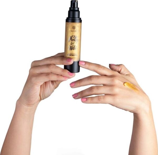 Flaske med glitrende kropsolie Glow Body Oil Pretty But Wild fra Secret Play