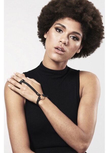 Håndsele Maze Hand Bracelet Harness fra Bijoux Indiscrets i sort, med fingerrem, armbånd og metalring