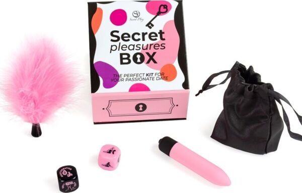 Parspillet Secret Pleasures Box fra Secret Play med to terninger, lyserød kuglevibrator, lyserød fjerdusk og sort satinpose