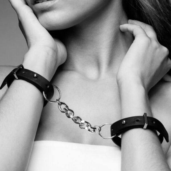 Håndjern Maze Thin Handcuffs fra Bijoux Indiscrets i sort, med de to manchetter og kæden