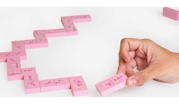 Erotisk brætspil i træ, Secret Play Kinky Domino, med illustrerede brikker