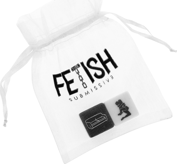 Sexterninger Fetish Submissive, en hvid og en sort, ved siden af deres satinpose
