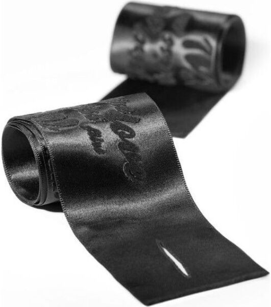 De to satinbånd Bijoux Indiscrets Silky Sensual Handcuffs med det fløjlsagtige mønster