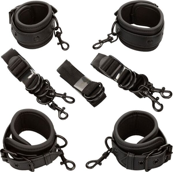 Bondagesættet Nocturnal Collection Bed Restraints fra CalExotics til sengen, med sorte manchetter og stropper